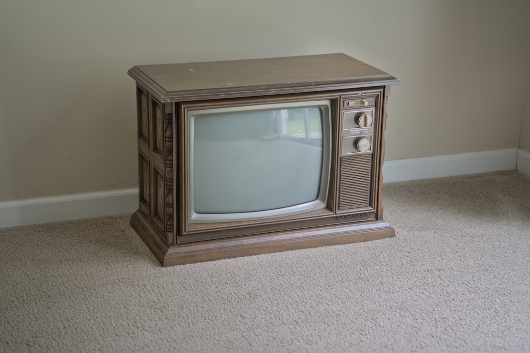 Dettaglio di un vecchio televisore anni 70 svuotato del tubo catodico
